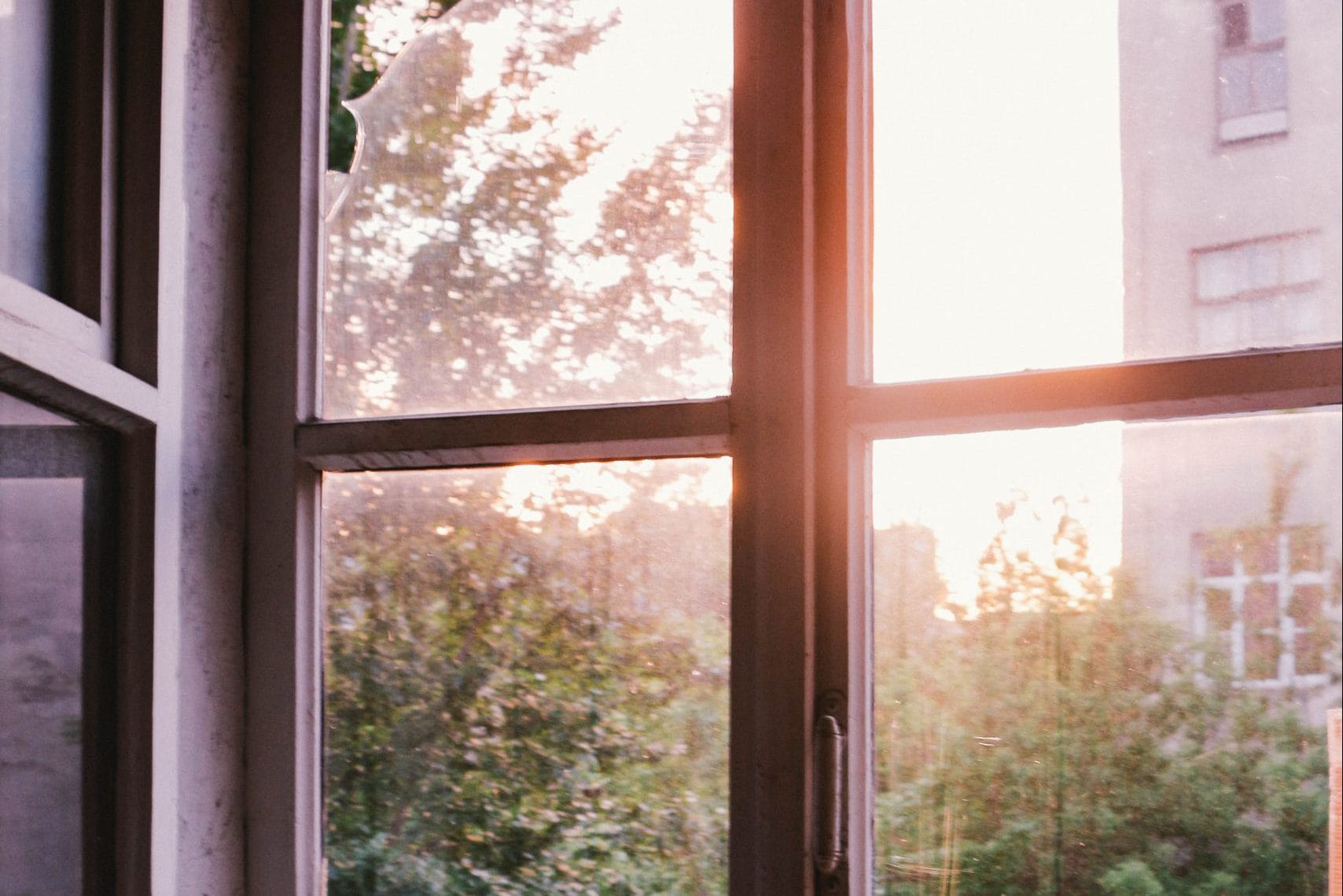 Стекло в окне выпало. Демонтаж штапика пластикового окна. Конденсат на пластиковых окнах. Окно закрытое черное. Фото улицы из окна.