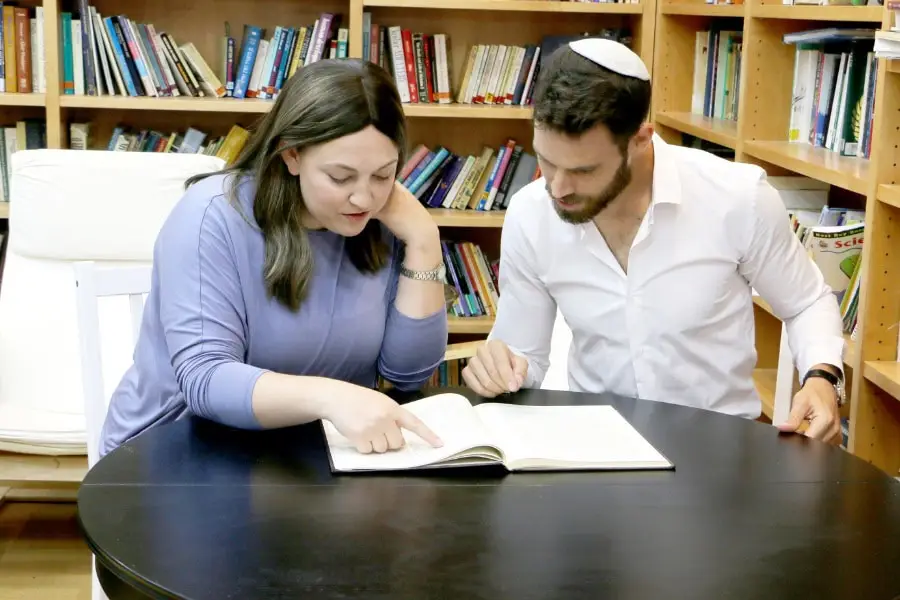 זוג לומד גמרא ביחד