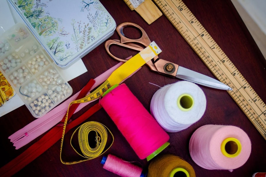 ערכת תפירה בגווני ורוד ועץ