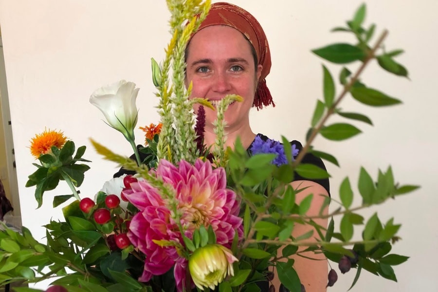 נעמה סדן מחזיקה פרחים