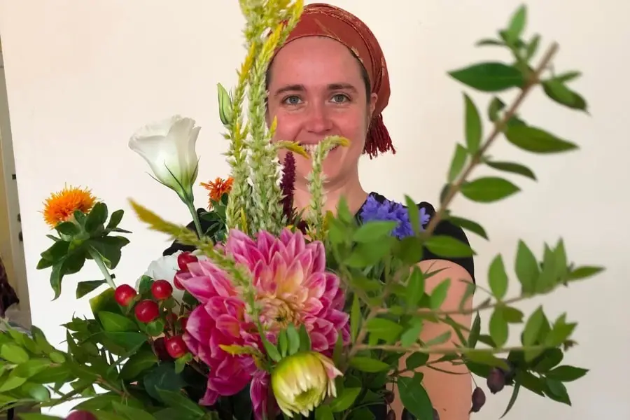 נעמה סדן מחזיקה פרחים