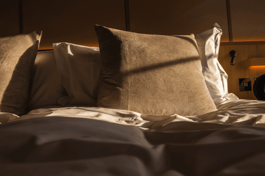 חיבוק בין בני זוג בימי נידה בשעת יציאה למלחמה - מאמר הלכתי של הרב יששכר כ״ץ, מגזין גלויה