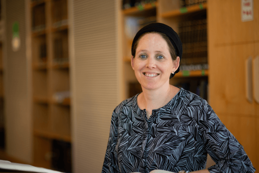 "נשים הן מנהיגות הלכתיות שהולכות ונבנות מתוך הציבור הדתי לאומי" - ראיון גלוי עיניים עם הרבנית חמוטל שובל