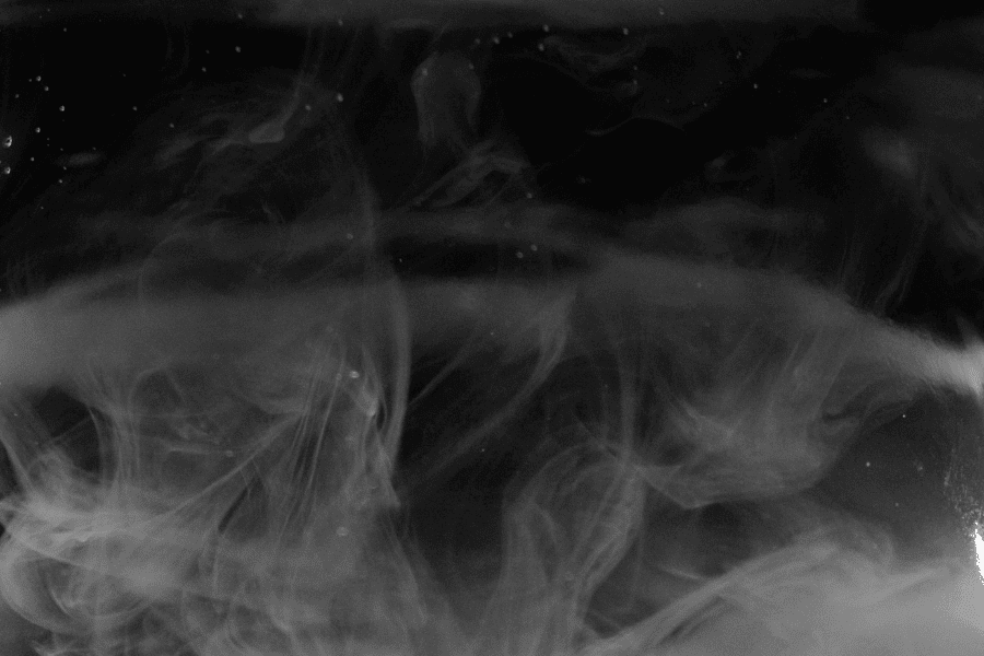 בַּקָּצֶה הַשֵּׁנִי שֶׁל הַנֶּצַח אֲנִי מְעַשֶּׁנֶת סִיגַרְיָה מִשֶּׁלִּי. גַּם אֲנִי לְבַד, אִמָּא, אֲבָל אֲנַחְנוּ יַחַד.