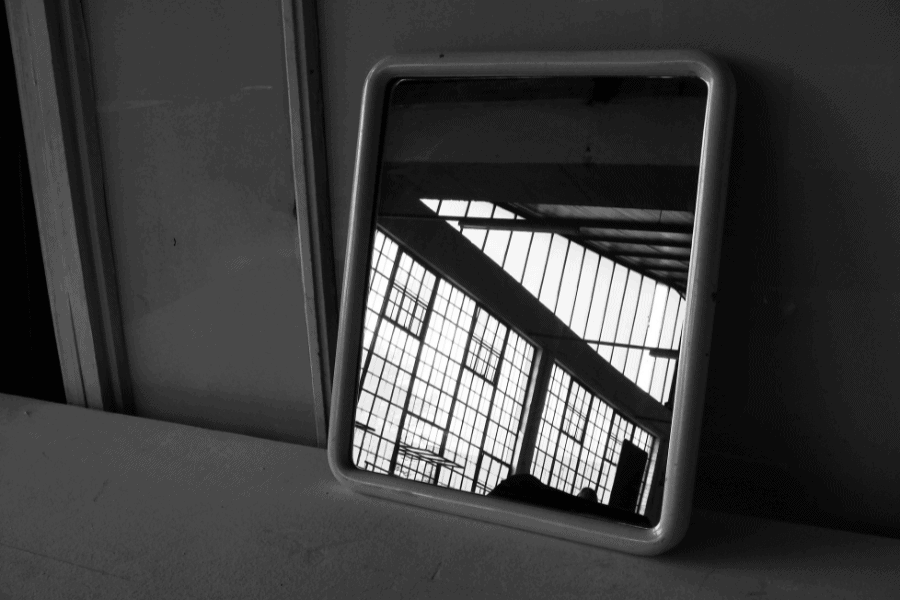 * (שמישהו יחמל), שיר מאת קמה שיר - מגזין גלויה