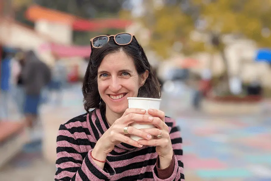 "כל רגע, מפגש או חוויה הוא בעל פוטנציאל השראתי" - ראיון גלוי עיניים עם המשוררת אורה ברקן