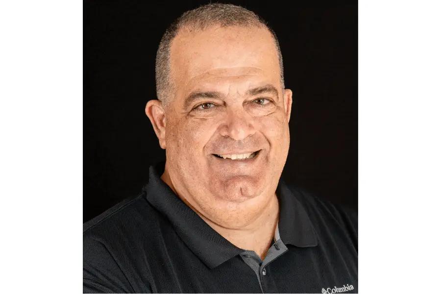 "הכתיבה שלי היא כורח" - ראיון גלוי עיניים עם המשורר יצחק גווילי