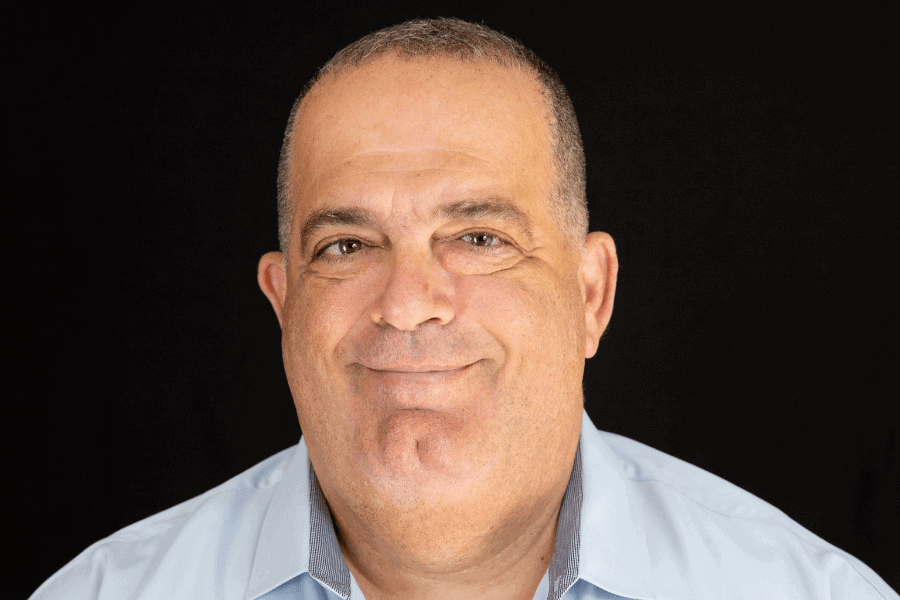 "הכתיבה שלי היא כורח" - ראיון גלוי עיניים עם המשורר יצחק גווילי