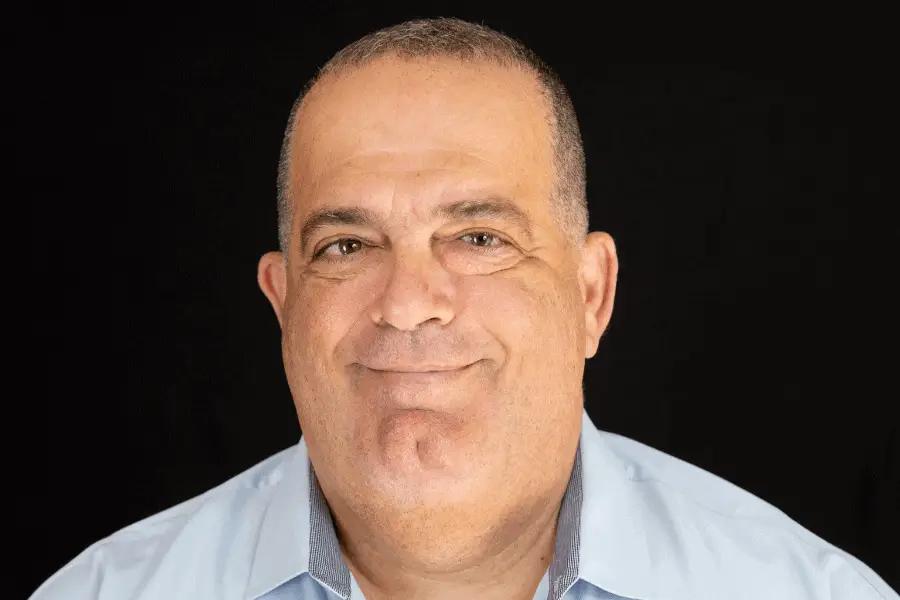 "הכתיבה שלי היא כורח" - ראיון גלוי עיניים עם המשורר יצחק גווילי