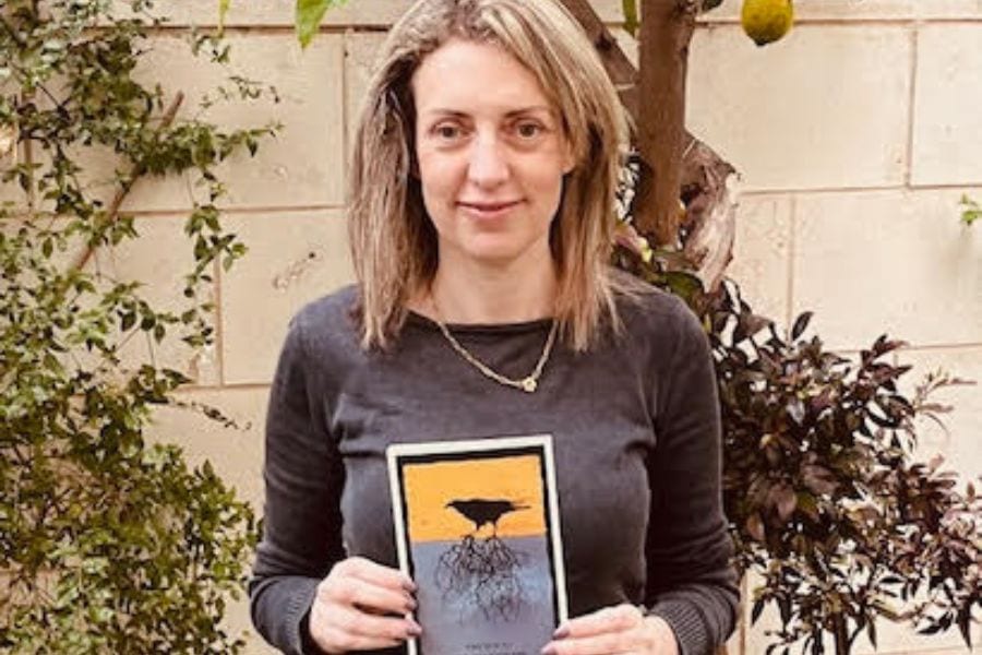 "הכתיבה היא התרפיה שלי" - ראיון גלוי עיניים עם המשוררת דנה שניצר משיח