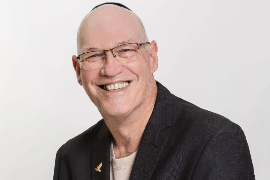 ״אני איש גשר״ - ראיון גלוי עיניים עם הרב ד״ר גבי ברזלי