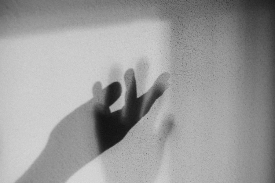 * (הצלחתם לדחוק אותי לשם) - שיר מאת אפרת ביגמן - מגזין גלויה