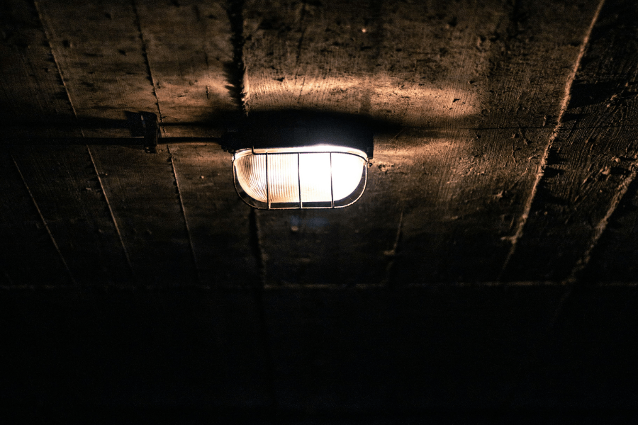 דממת אלחוט, שיר מאת מאור צברי - מגזין גלויה